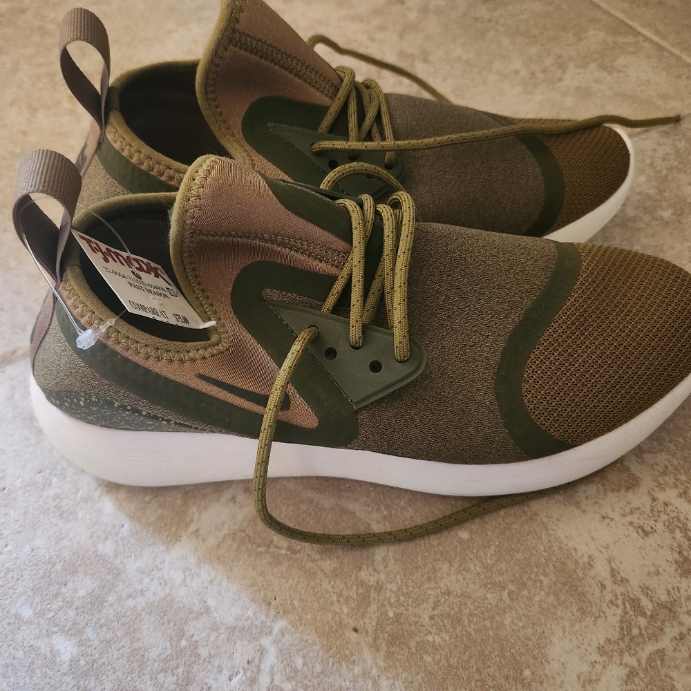 NIKE 9.5 WOMENS SNEAKERS NEW ARMY GREEN